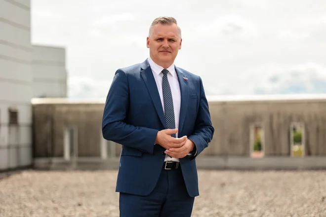 Interventni zakon bo zaščitil ljudi pred zvišanji cen ogrevanja in zaposlene pred izgubo službe, pravi minister Bojan Kumer. Foto Črt Piksi