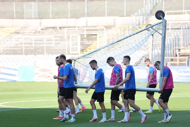 Slovenska nogometna reprezentanca se zavzeto pripravlja na tekmo z Avstrijo. FOTO: Leon Vidic