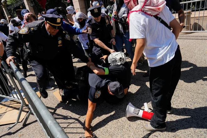 Prvi dan novega študijskega leta so zaznamovale tudi aretacije propalestinskih protestnikov. FOTO: Adam Gray/Reuters