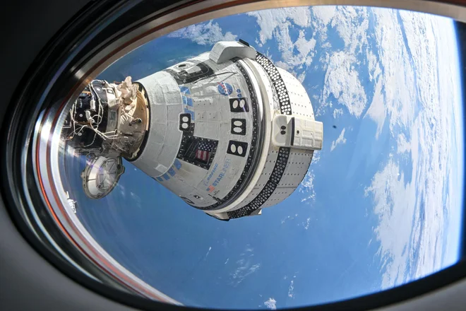 Starliner, zasidran na Mednarodno vesoljsko postajo, se bo v prihodnjih dneh brez posadke vrnil na trdna tla. Foto Nasa