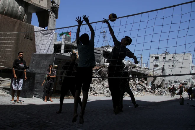Palestinska odbojka med ruševinami. FOTO: Mahmoud Issa/Reuters