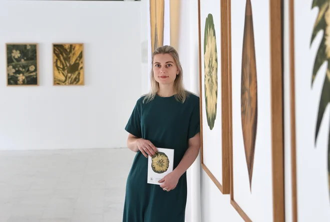 Serija Rastlinsko se kot umetničina pretekla dela poigrava z eksperimentalnimi fotografskimi tehnikami, tokrat s tiskom na posušene rastlinske liste z organskimi postopki. FOTO: Dejan Javornik