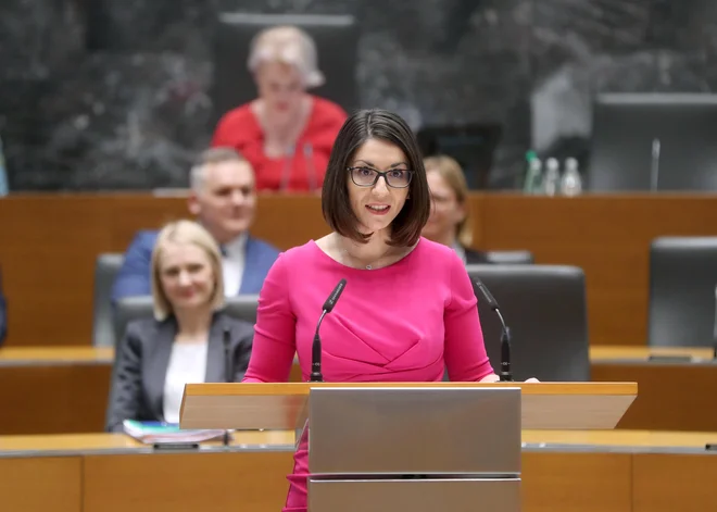 Emilija Stojmenova Duh bo drugič interpelirana zaradi istih očitkov – neučinkovitega nakupa in razdelitve računalnikov. FOTO: Blaž Samec/Delo