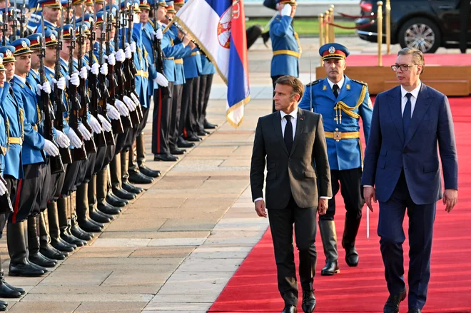Srbija se je z nedavnim, 2,7 milijarde evrov vrednim sporazumom o nakupu 12 lovskih letal rafale za več desetletij zavezala sodelovanju s Francijo. Na fotografiji predsednika Emmanuel Macron in Aleksandar Vučić. Foto Elvis Barukcic Afp
