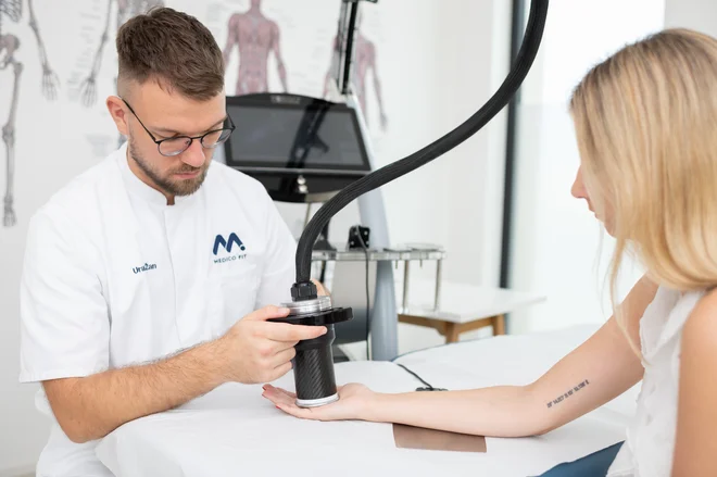 Strokovnjaki iz klinike Medicofit nudijo celostno obravnavo pacientov s sindromom karpalnega kanala, od diagnoze do rehabilitacije. FOTO: Medicofit