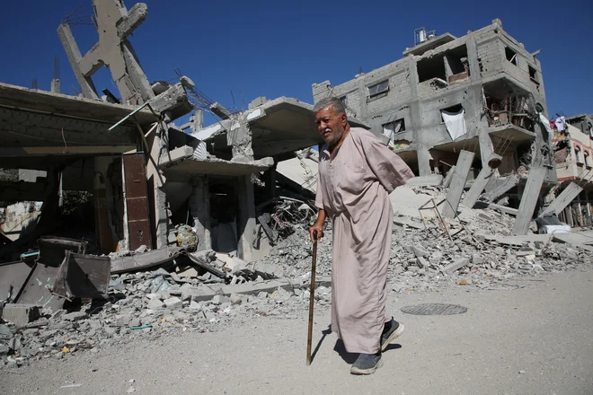 Iz Palestine tudi danes prihajajo poročila o novih izraelskih smrtonosnih napadih tako v Gazi kot na zasedenem Zahodnem bregu. FOTO: Hatem Khaled/Reuters