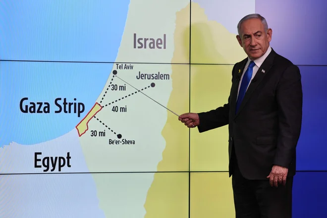 Izraelski premier Benjamin Netanyahu je na novinarski konferenci spregovoril pred zemljevidom, na katerem Palestina in tudi okupirani Zahodni breg nista bila označena. FOTO: Abir Sultan/AFP