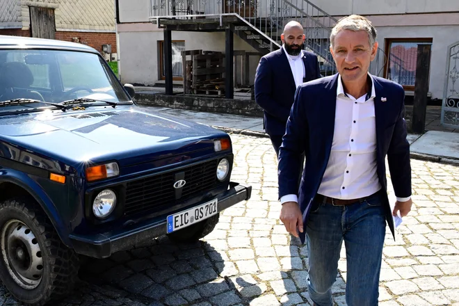 Vodja AfD v Turingiji Björn Höcke se je v nedeljo na volišče pripeljal z rusko lado nivo, s čimer je najbrž hotel podčrtati svojo podporo Rusiji. FOTO: John MacDougall/AFP