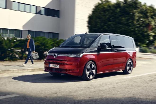 Volkswagen Multivan je na voljo z več pogonskimi različicami, vključno s priključnim hibridom, ki omogoča do 49 kilometrov vožnje zgolj na elektriko. FOTO: Volkswagen