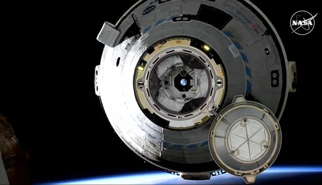 Boeingov starliner se je takole odmaknil od postaje in se brez posadke vrnil na Zemljo. FOTO: Nasa/AFP