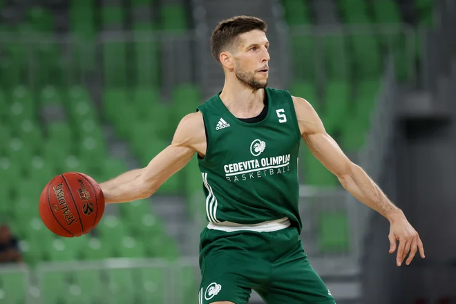 Košarkarji Cedevite Olimpije (na fotografiji) Aleksej NIkolić so na turnirju v Ljubljani klonili tudi v tekmi za tretje mesto. FOTO: Cedevita Olimpija