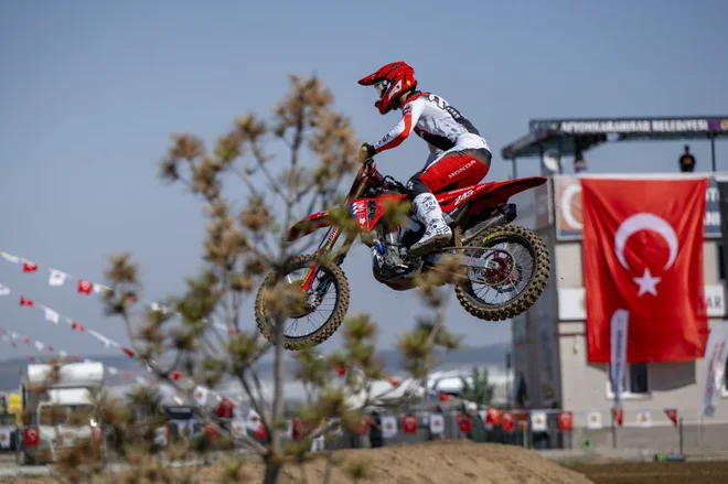 Tim Gajser se ni najbolje znašel v prvi vožnji, v drugi pa ni mogel prehiteti Jorgeja Prada. FOTO: Honda Racing