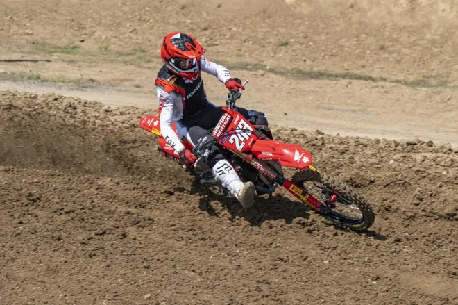Gajser je sprva ubiral počasnejše linije. FOTO: Honda Racing