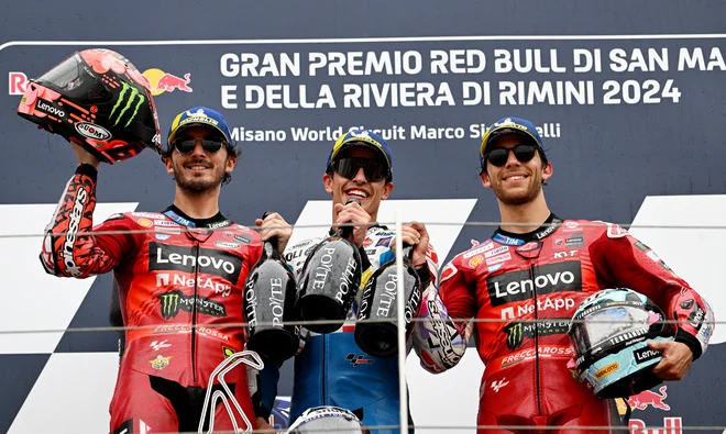 Marcu Marquezu sta družbo na odru za najboljše delala Italijana Francesco Bagnaia in Enea Bastianini. FOTO: Massimo Pinca/Reuters