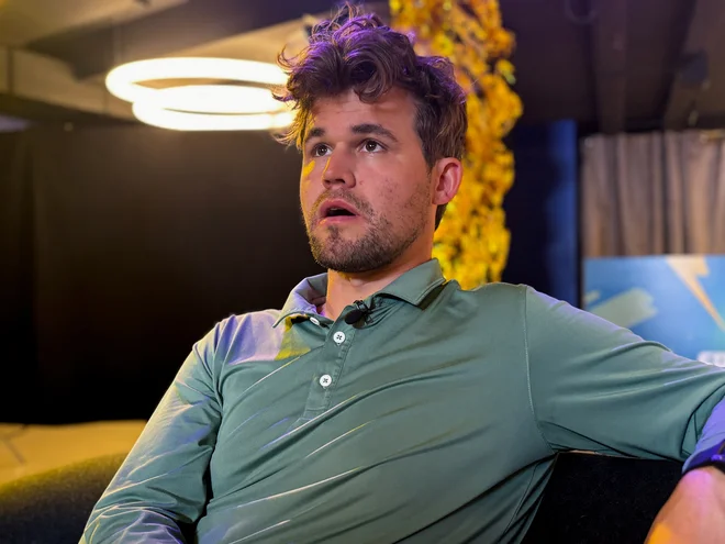 Štwevilka 1 na lestvici Mendarodne šahovsek zveze Magnus Carlsen je v Parizu še četrtič osvojil naslov najboljšega na svetu v hitropoteznem šahu. FOTO: Julien Pretot/Reuters