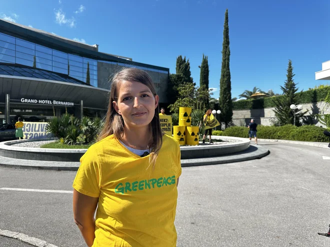 »Letos jeseni nas čaka referendum, na katerem se bomo volivke in volivci izrekali o izgradnji drugega bloka jedrske elektrarne v Krškem, tako imenovanega Projekta JEK2,« je opozorila protestnica Sara Kosirnik. FOTO: Nataša Čepar/Delo