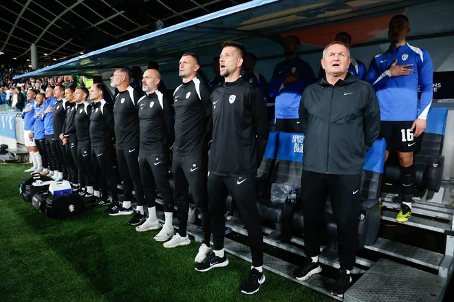 Matjažu Keku so nogometaši na najlepši način čestitali za 63. rojstni dan. FOTO: Leon Vidic/Delo