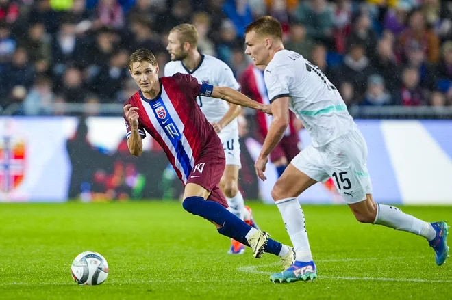 Poškodba gležnja kapetana Martin Ødegaarda (levo) je izbrisala nasmeh z obraza selektorja Norveške Staleja Solbakkna. FOTO: Terje Pedersen/AFP