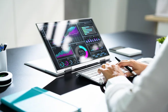 Za poslovne subjekte so podatki pomemben vir informacij, lahko jih uporabijo v poslovne ali analitične namene. FOTO: Shutterstock