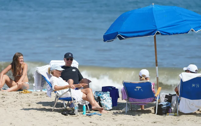 Ostareli demokratski predsednik Joe Biden veliko časa preživi na plaži. FOTO: Kevin Lamarque/Reuters