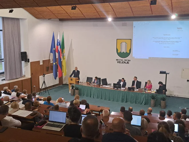 V polni sejni dvorani velenjske občine so pristojni razlagali, da bosta brez interventnega zakona, po katerem bi Termoelektrarno Šoštanj (Teš) in PV izločili iz skupine HSE, obe družbi pristali v stečaju. FOTO: Špela Kuralt/Delo