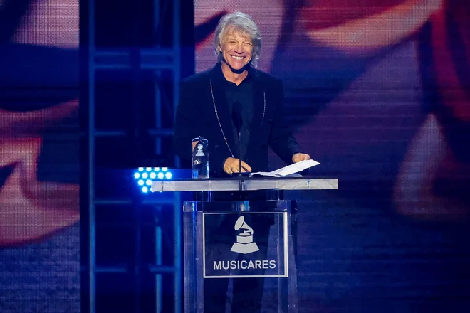 Bon Jovi je s pogovorom prepričal žensko v stiski, da se je z mostu umaknila na varno. FOTO: Mario Anzuoni/Reuters