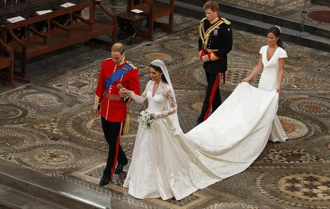 Poročna obleka Kate Middleton, s katero je v zakon s princem Williamom stopila v Westminstrski opatiji leta 2011 in pred milijoni televizijskih gledalcev po svetu, je imeni Sarah Burton in Alexander McQueen izstrelila med modne zvezde. FOTO: Pool Reuters