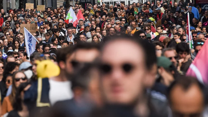 Odgovor ulice na imenovanje premierja mimo volje volivcev v državi s tako močno tradicijo aktivnega državljanstva, kot jo ima Francija, je bil hiter. FOTO: Sébastien Salom-Gomis/AFP