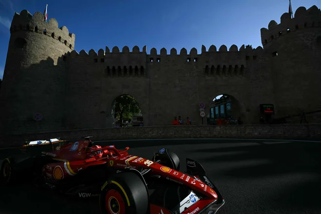 Ferrarijev dirkač Charlec Leclerc je na današnjih prostih treningih v Bakuju poskrbel za najboljši dosežek dneva. FOTO: Natalia Kolesnikova/AFP