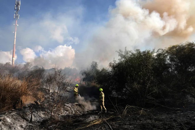 Obstreljevanje se medtem nadaljuje tudi ob meji med Izraelom in Libanonom, kjer je bilo po navedbah izraelske vojske proti Golanski planoti in izraelskemu ozemlju davi izstreljenih kakih 40 izstrelkov. FOTO: Menahem Kahana/AFP