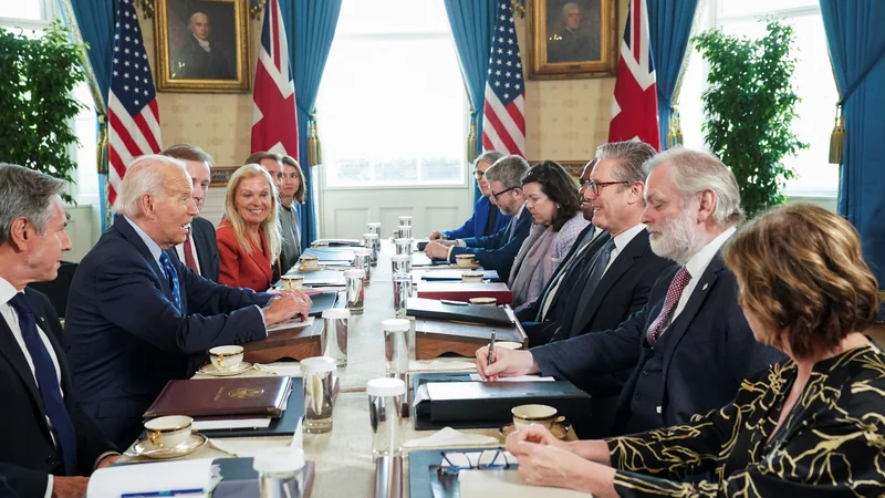 Ameriški predsednik Joe Biden in britanski premier Keir Starmer po petkovem srečanju v Beli hiši nista napovedala odobritve ukrajinske uporabe zahodnega orožja za napade na cilje v notranjosti Rusije.
FOTO: Kevin Lamarque/Reuters