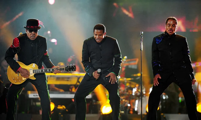 Tito Jackson (prvi z leve) je z The Jacksons, nazadnje z bratoma Marlonom in Jackiejem, zadnjič stal na odru prejšnji teden v Angliji. FOTO: Leon Neal/AFP