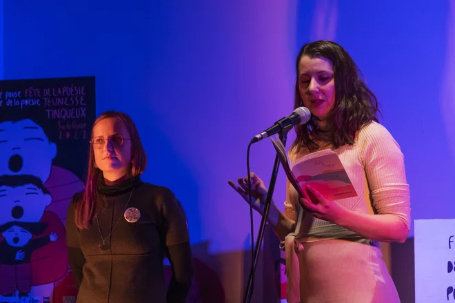 Nina Medved bere iz svojega prvenca Drseči svet na Fête de la poésie jeunesse v francoskem Tinqueuxu leta 2022. FOTO: osebni arhiv