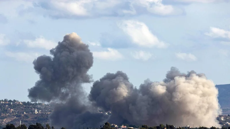 Dim po današnjem izraelskem bombardiranu obmejne libanonske vasi Adšit. FOTO: Ammar Ammar/AFP