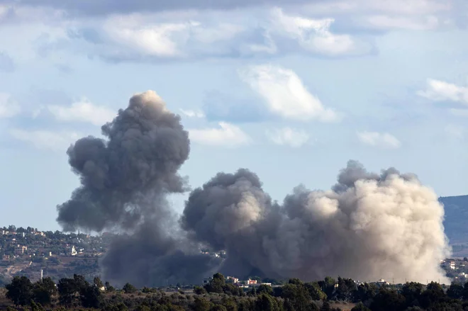 Dim po današnjem izraelskem bombardiranu obmejne libanonske vasi Adšit. FOTO: Ammar Ammar/AFP