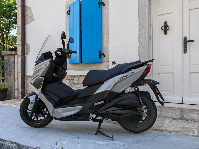 Dink-R 125 je vstopni skuter znamke. Pogon daje občutek, da je močnejši, kot kažejo podatki.

FOTO: Jan Jolič Lieven