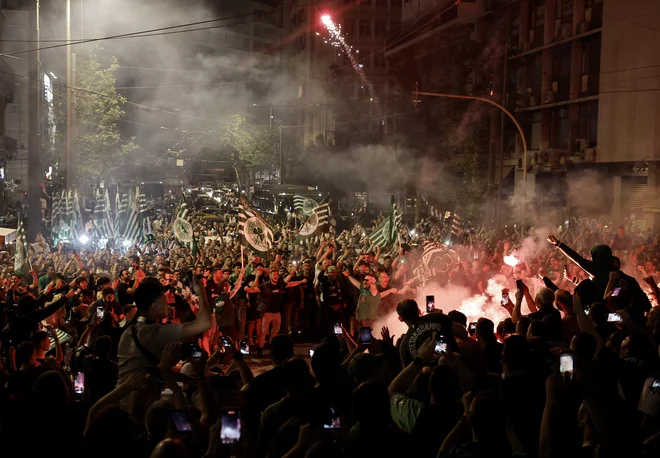 Tako so v Atenah spomladi navijači Panathinaikosa proslavili naslov prvaka evrolige. FOTO: Louisa Gouliamaki/Reuters