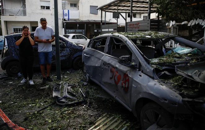 Škoda v Izraelu po napadu Hezbolaha. FOTO: Shir Torem/ Reuters