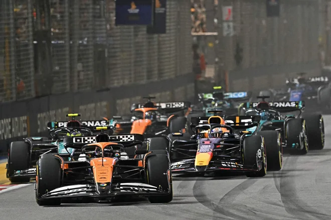 Lando Norris (v ospredju) je vnovič potrdil izjemno tekmovalno prpravljenost. FOTO: Lillian Suwanrumpha/AFP