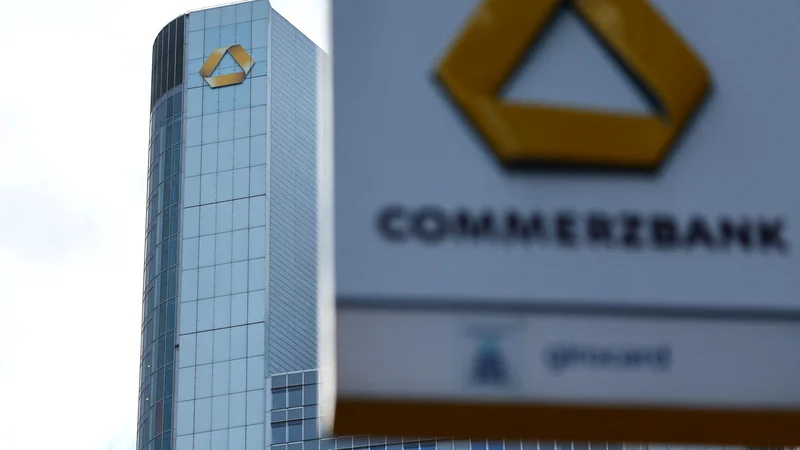 Commerzbank je po sanaciji (spet) pristal v položaju, ko ga hoče prevzeti večji tekmec. FOTO: Kai Pfaffenbach/Reuters