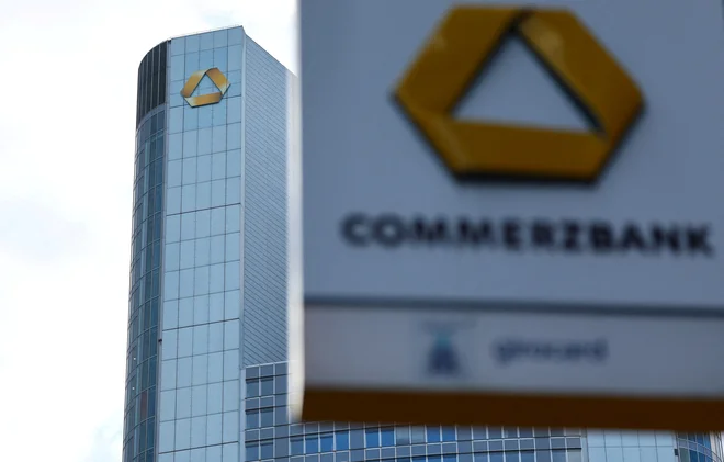 Commerzbank je po sanaciji (spet) pristal v položaju, ko ga hoče prevzeti večji tekmec. FOTO: Kai Pfaffenbach/Reuters