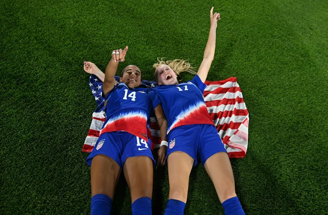 Ameriška nogometna reprezentantka Taylor Suarez in ameriška napadalka Maddie Dahlien slavita po zmagi nad Nizozemsko na tekmi za tretje mesto na svetovnem prvenstvu v nogometu za ženske do 20 let v Bogoti. Foto: Luis Acosta/Afp