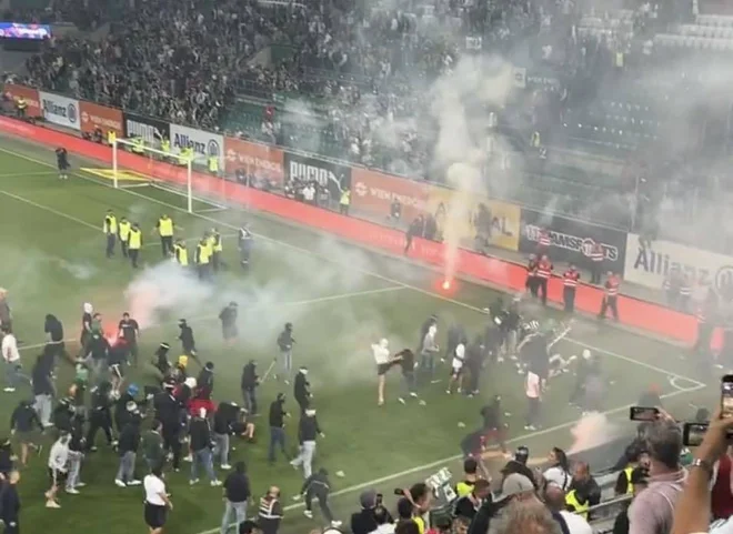 Dunajski mestni derbi med Rapidom in Austrio je prinesel tudi vroč ter bojevit tretji polčas. FOTO: Facebook