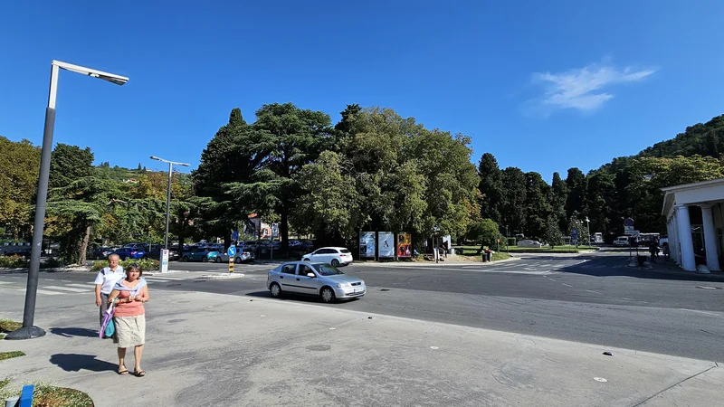 Območje avtobusne postaje Portorož in Kaštela (levo), kjer bi namesto zelenja zrasel velik objekt s šestimi etažami. FOTO: Boris Šuligoj