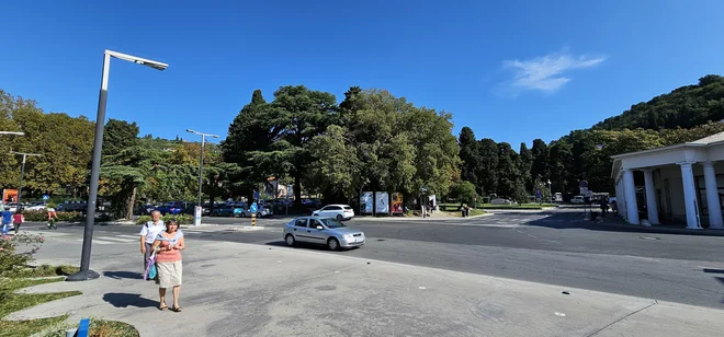 Območje avtobusne postaje Portorož in Kaštela (levo), kjer bi namesto zelenja zrasel velik objekt s šestimi etažami. FOTO: Boris Šuligoj