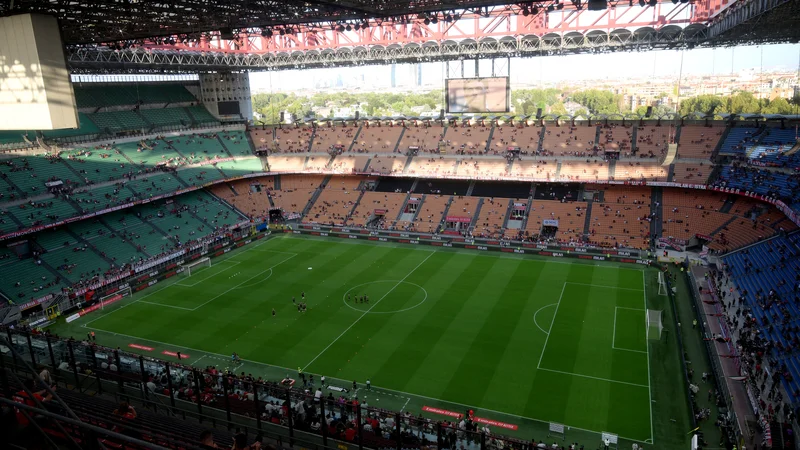 Sloviti stadion San Siro, na katerem domujeta Milan in Inter, ni več ustrezen za finalne spektakle lige prvakoiv. FOTO: Daniele Mascolo/Reuters