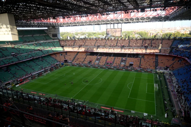 Sloviti stadion San Siro, na katerem domujeta Milan in Inter, ni več ustrezen za finalne spektakle lige prvakoiv. FOTO: Daniele Mascolo/Reuters