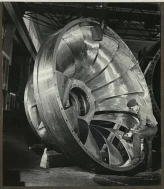 Gonilnik Francisove turbine v črnogorski hidroelektrarni Peruča z zmogljivostjo 29.000 kW FOTO: hrani Zgodovinski arhiv Ljubljana
