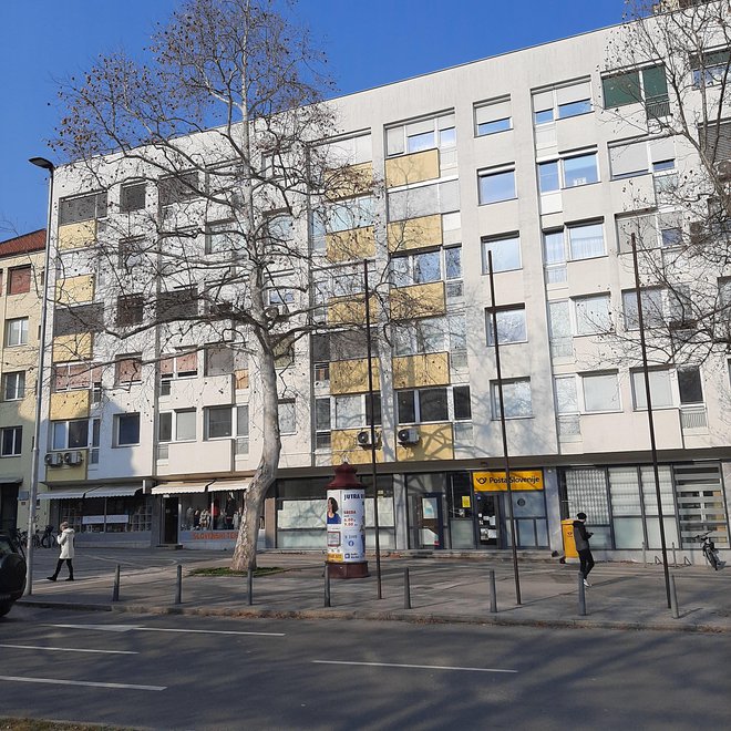 Nepremičnina na Trgu revolucije 8 v Mariboru je v pritličju primerna za storitveno dejavnost in tudi prodajne lokale, v kleti so pomožni in skladiščni prostori. FOTO: Pošta Slovenije