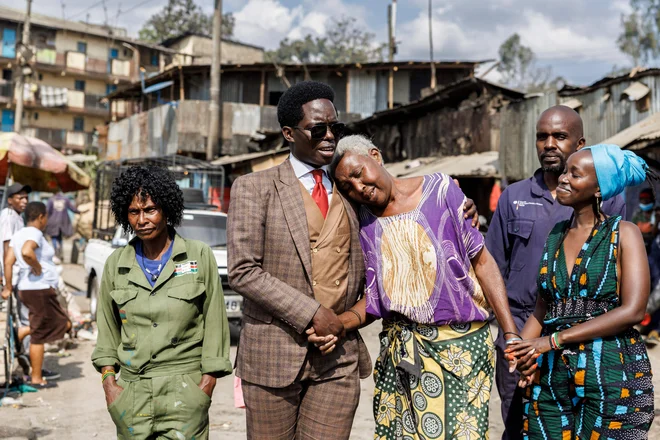 Wanjiru Wanjira, aktivistka in ustanoviteljica Centra za socialno pravičnost Mathare, in njen kolega Kasmuel McOure, glasbenik, ki je postal aktivist, tolažita starejšo prebivalko, katere dom je bil porušen med rušenjem delov sluma Mathare, ki ga je sponzorirala kenijska vlada. Zaradi rušenja je po hudih poplavah več sto ljudi ostalo brez zatočišča. V Nairobiju kot prostovoljca poučujeta prebivalce tega revnega geta. Po množičnih protestih proti režimu predsednika Williama Ruta zaradi predlaganih visokih davkov, ki jih spremlja korupcija, se vse več posameznikov odpravlja na ulice, da bi opozorili na neuspehe vlade pri izpolnjevanju volilnih obljub in omejevanju državljanskih svoboščin, zlasti govora, zbiranja, tiska in peticij. Foto: Tony Karumba/Afp